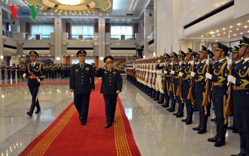 Vietnam, China agree to deepen defense ties - ảnh 1